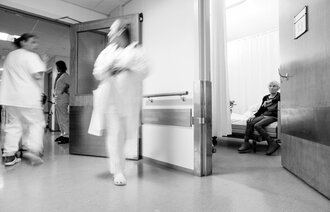 Bildet viser en travel sykehuskorridor