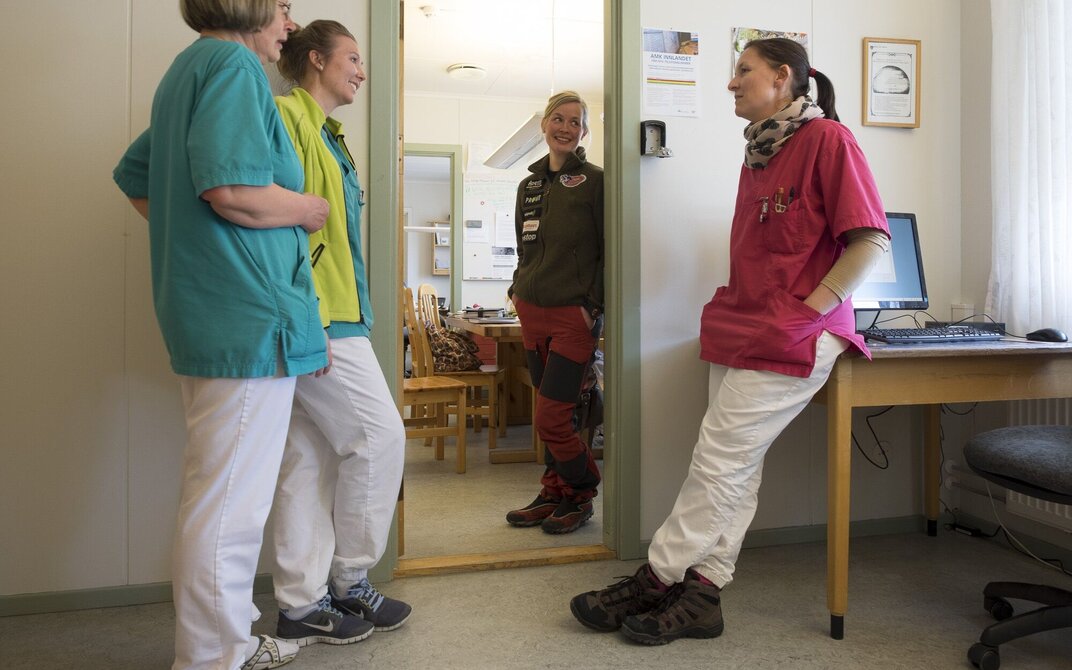 Bildet viser Birgitte Næss som snakker med kolleger