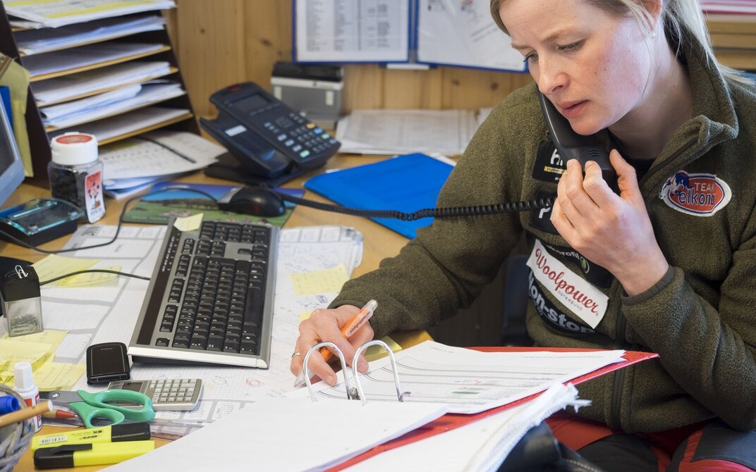 Bildet viser Birgitte Næss som snakker i telefonen