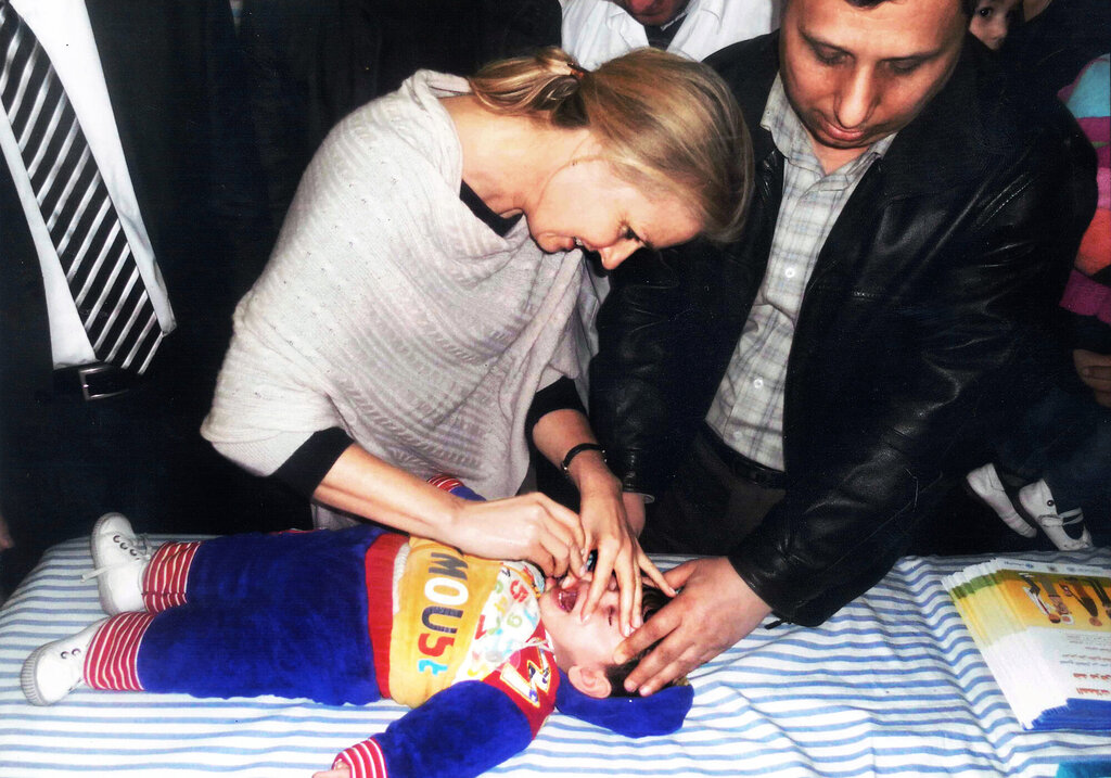 Elizabeth Hoff gir poliovaksine under WHOs kampanje i Aleppo i Syria.