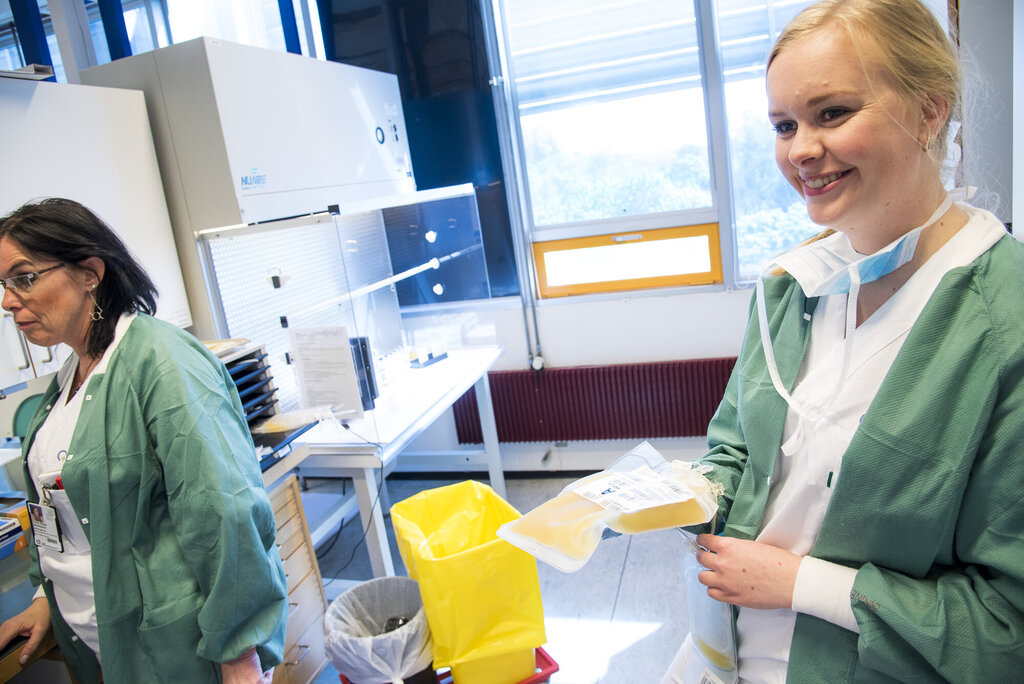 Bildet viser Heidi Skranefjell Syvertsen med en pose gule trombocytter, Tone Rose Birkeland bak.