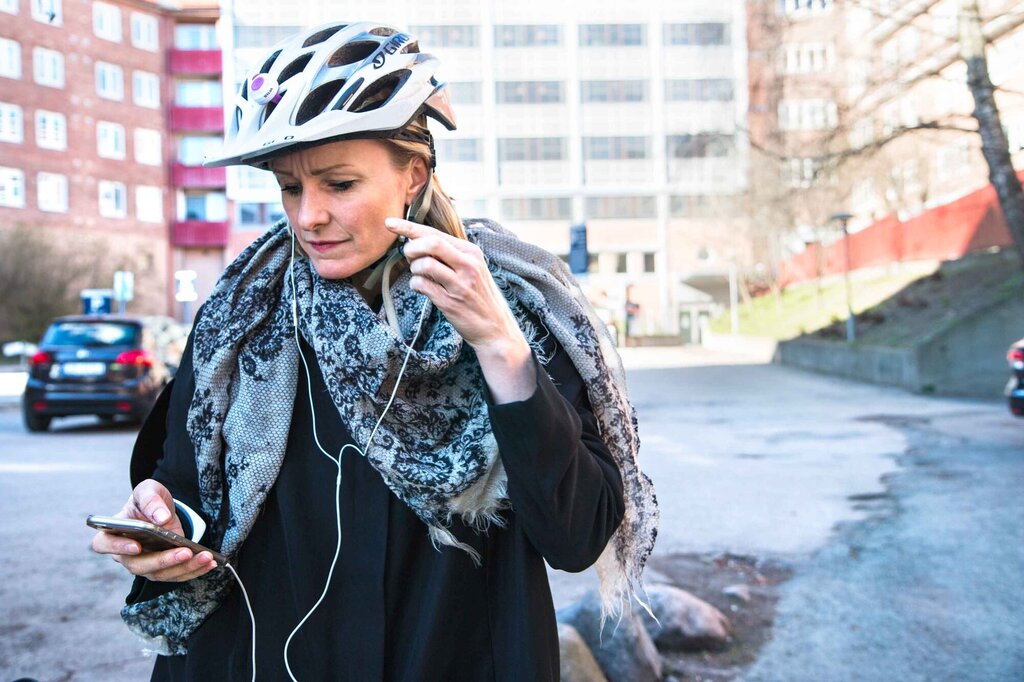 Byråd Inga Marthe Thorkildsen gjør seg klar for å sykle