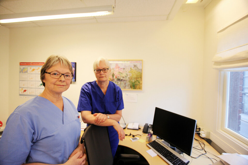 Bildet viser Daglig leder og sykepleier Tone Kvalbein og helsesøster Mona Jenssen ved Tønsberg Mirgrasjonshelsesenter.