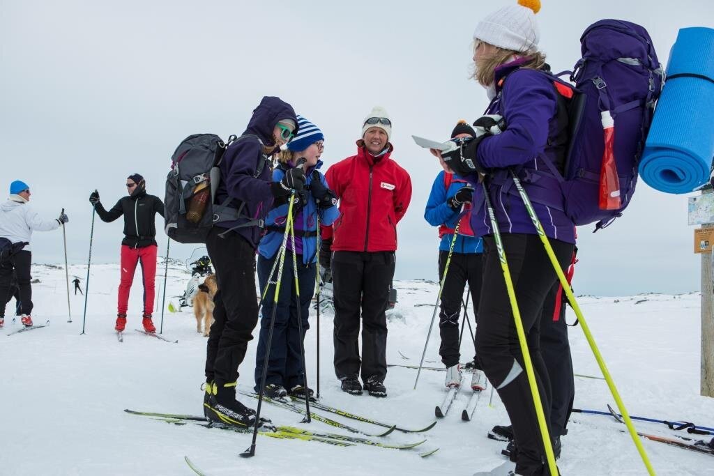 Bildet viser generalsekretær i Røde Kors, Åsne Havnelid, som møter påsketurister på Geilo.