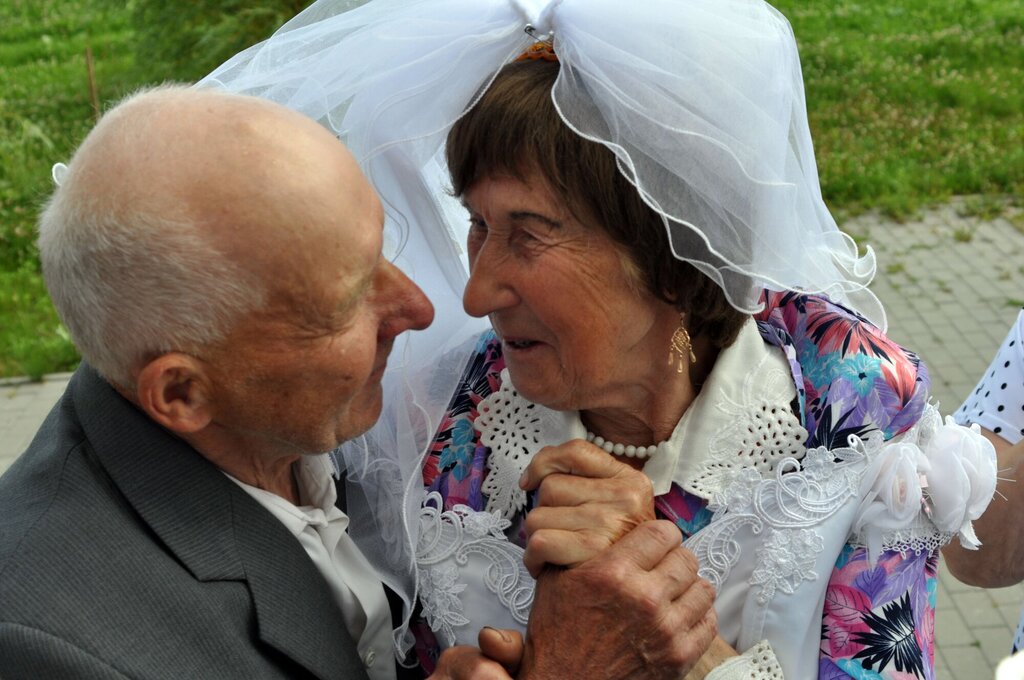 En eldre mann og kvinne som har giftet seg