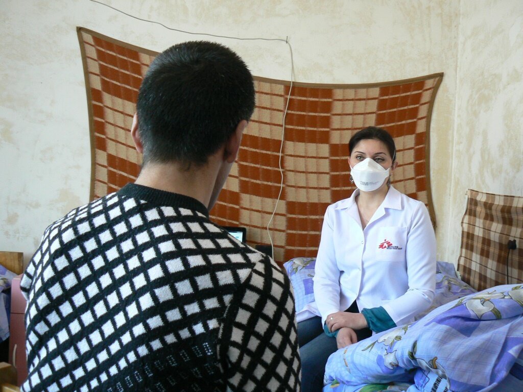Bildet viser pasient i samtale med helsepersonell i Armenia.