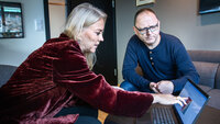 Lill Sverresdatter Larsen og journalist i Sykepleien Ingvald Bergsagel