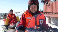 Bildet viser Cecilie Engum Blakkestad og Lars-Petter Andreassen fra Røde Kors hjelpekorps på en snøscooter.