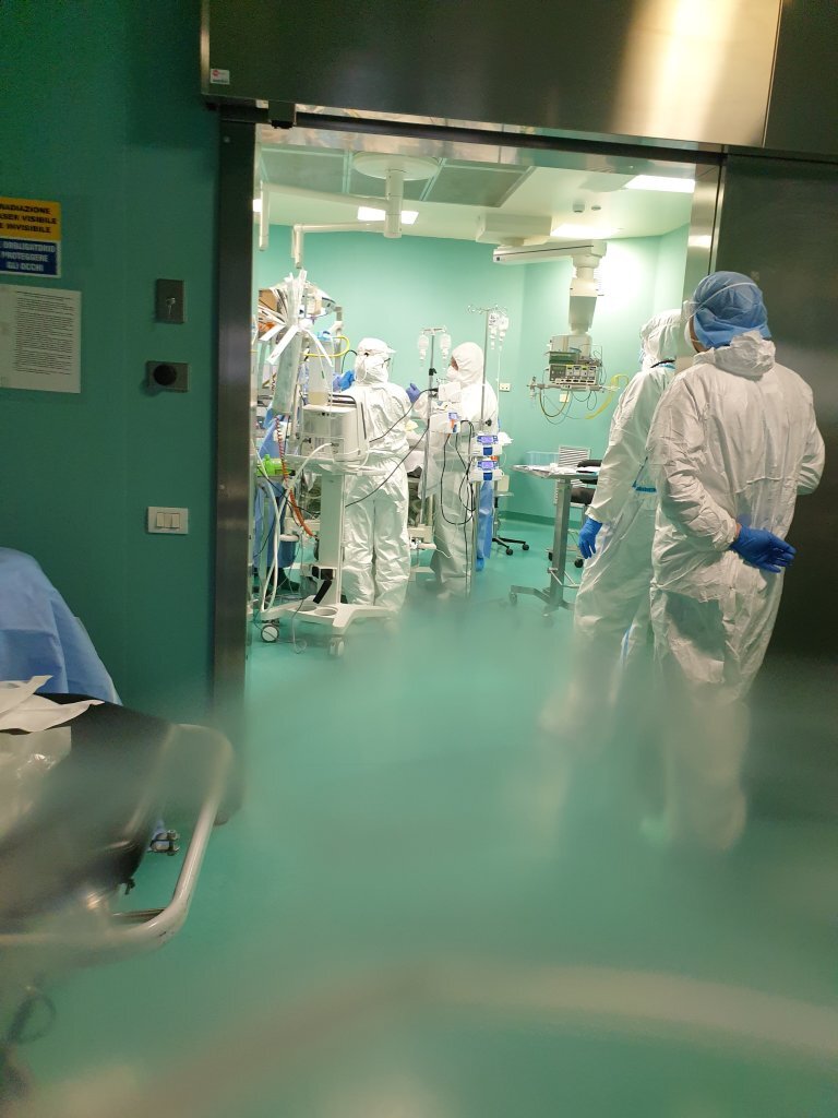 Bildet viser en sykehusstue i Italia.
