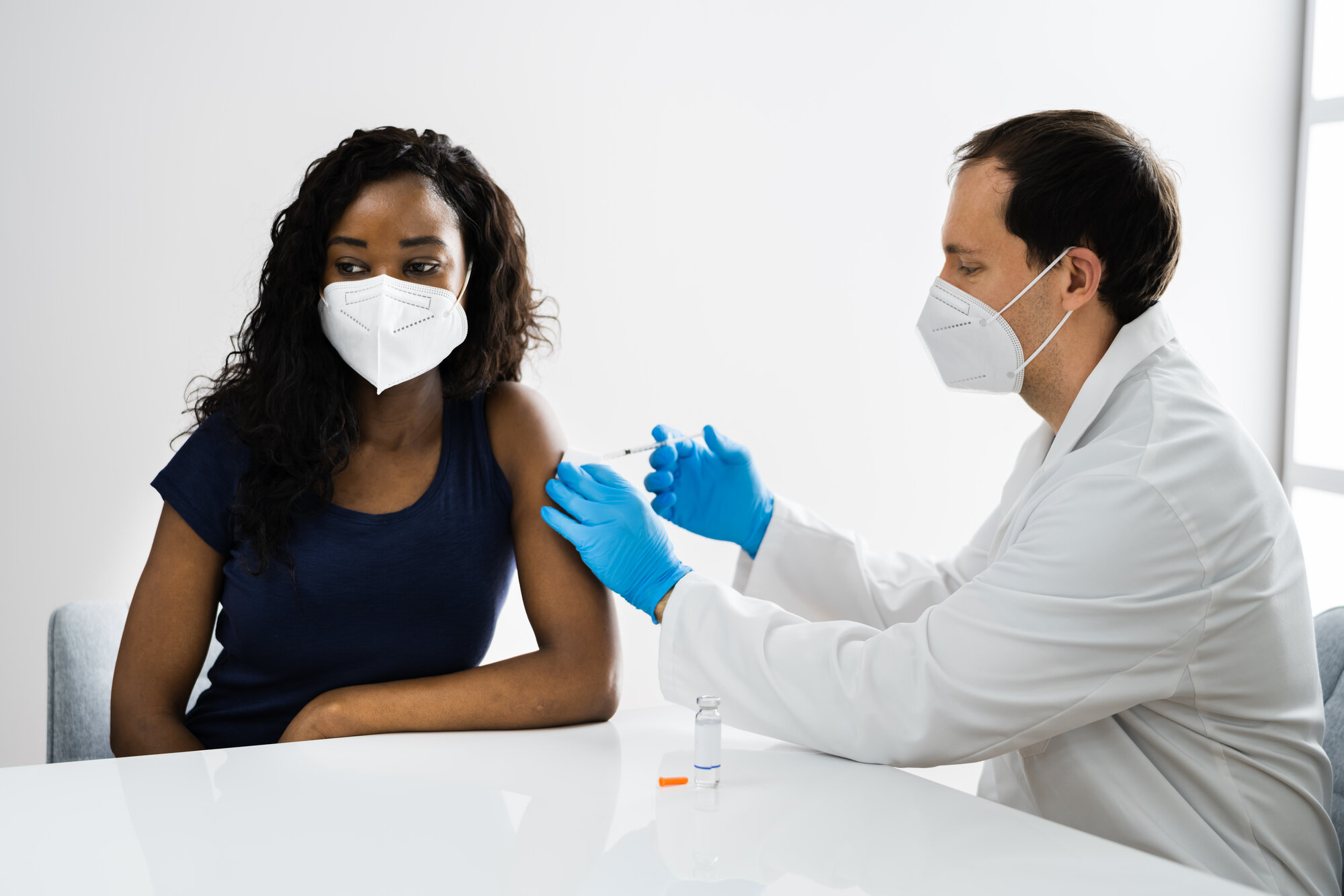 Bildet viser en kvinne som blir vaksinert mot koronaviruset