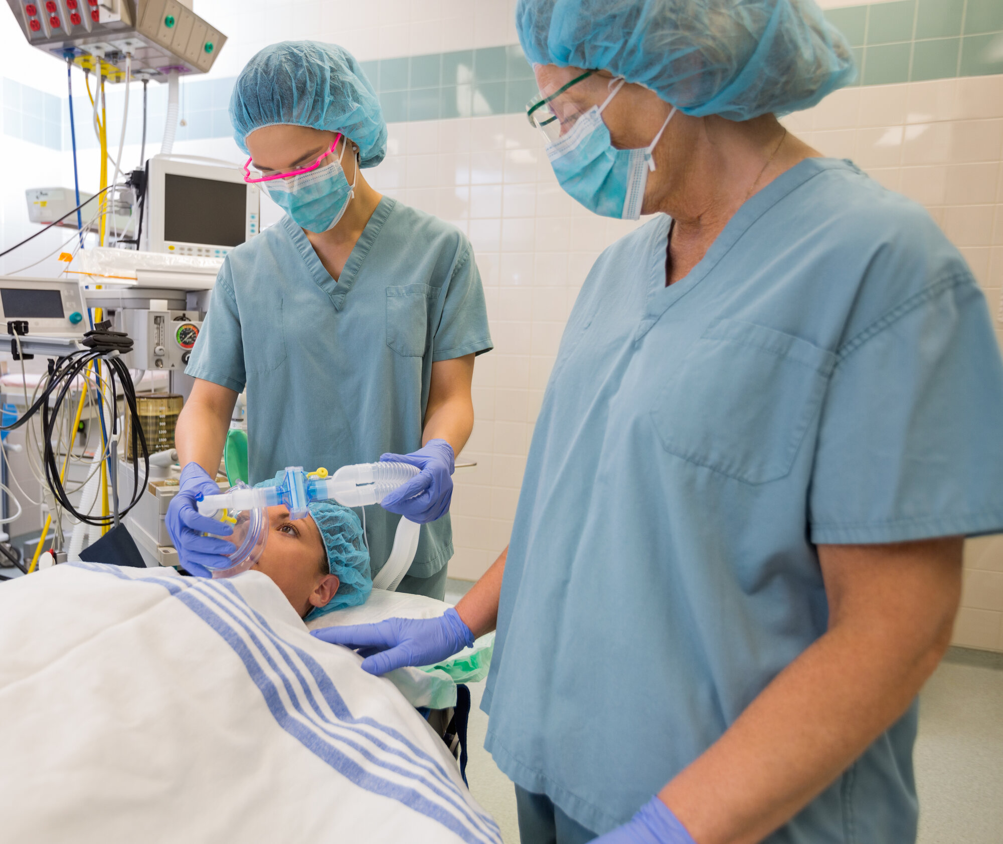 Bildet viser sykepleiere som forbereder en pasient for operasjon