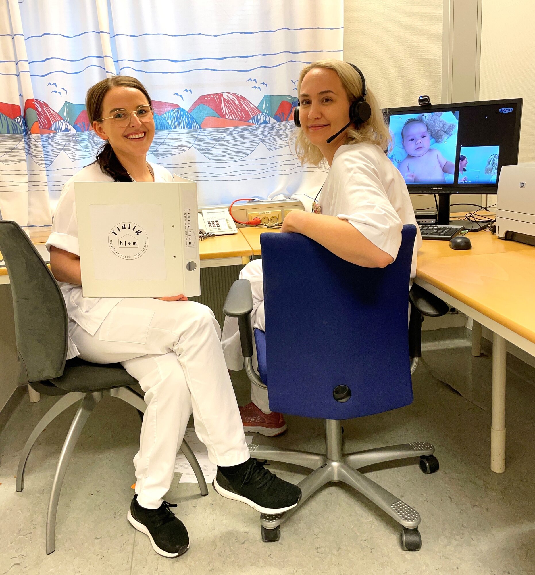 To sykepleiere følger opp premature nyfødte barn digitalt
