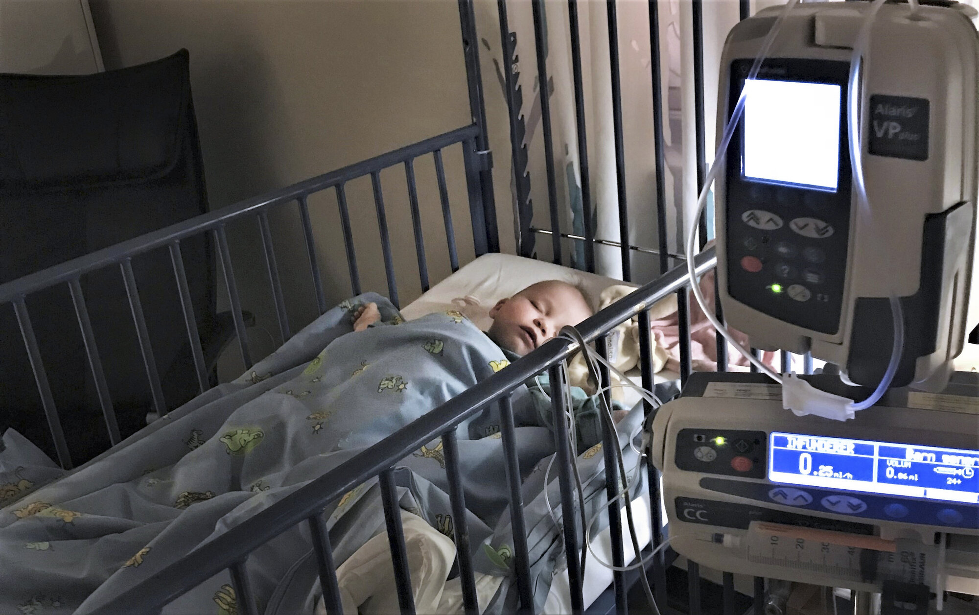 Bildet viser Lilly som ligger i en sykehusseng.