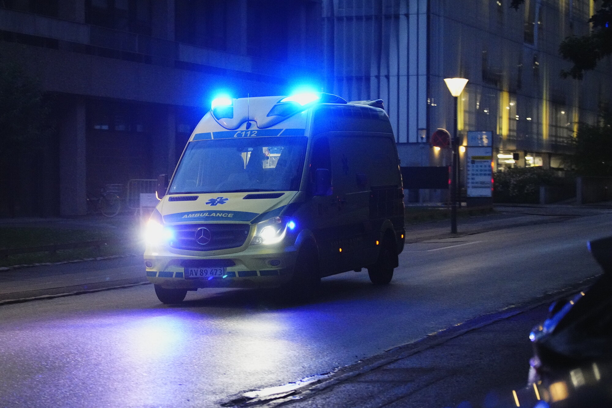 Ambulanse på vei til Rigshospitalet i København etter skyteepisode