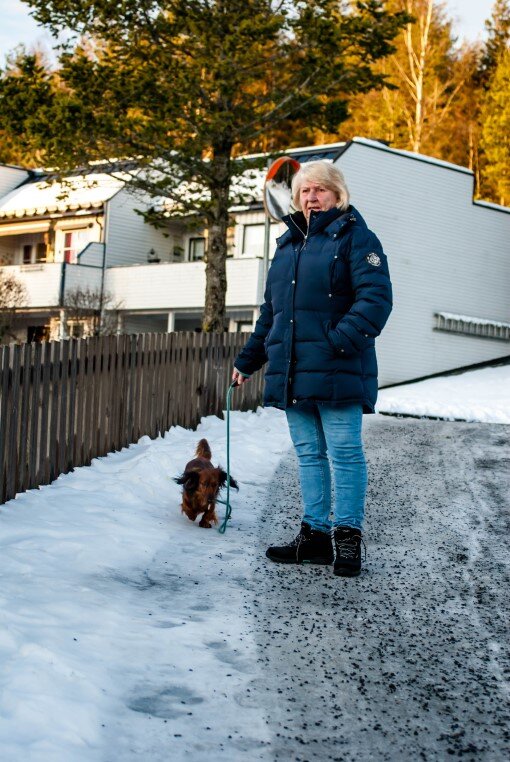Toril Parelius lufter søsterens hund Nero hjemme i Rælingen.