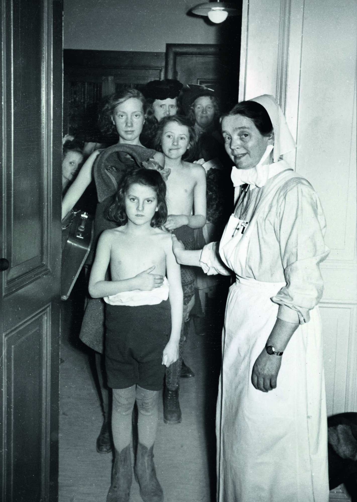 Barn under krigen med en sykepleier i Oslo