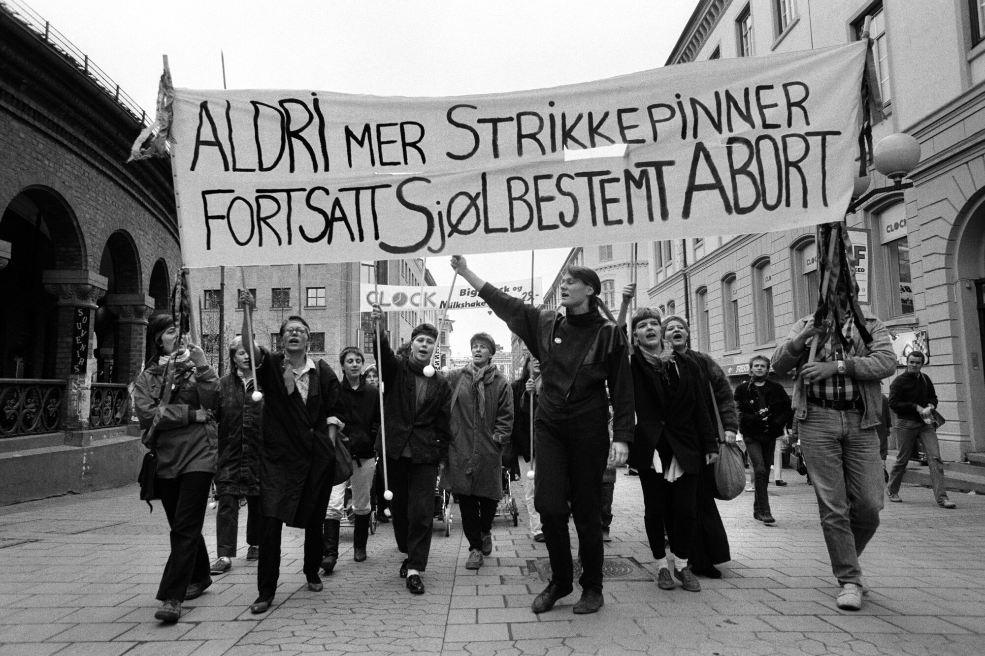 Oslo 1986: Aldri mer strikkepinner!  Fra demonstrasjon til forsvar for abortloven. Foto: © Mimsy Møller/Samfoto