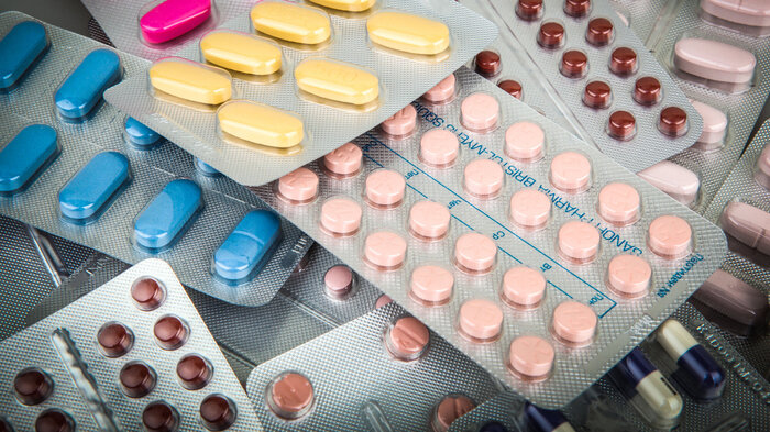 Bildet viser forskjellige brett med medisin