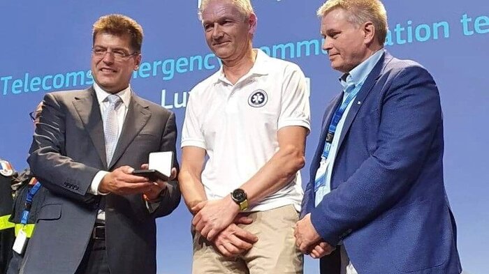 Medisinsk ansvarlig, Asle Hirth, mottar medaljen av EUs kommissær for krisehåndtering, Janez Lenarčič.