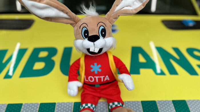 Bilde viser Ambulotta som sitter på panseret på en sykebil.