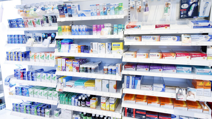 Bildet viser reoler med legemidler på apoteket