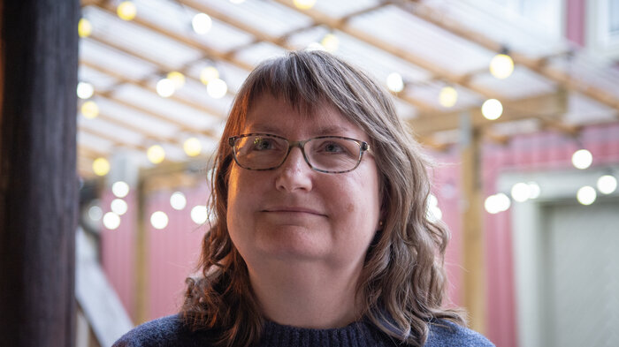 Anne Cathrine Hovind ser litt opp fra kamerat på et kafe i Trondheim