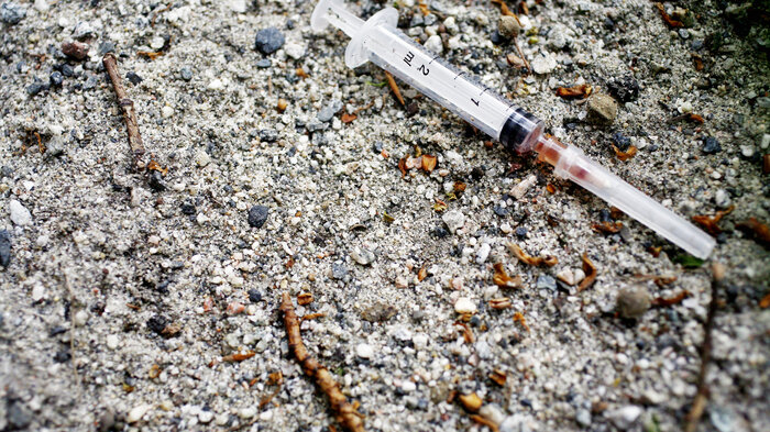 Bildet viser sprøytespisser på bakken