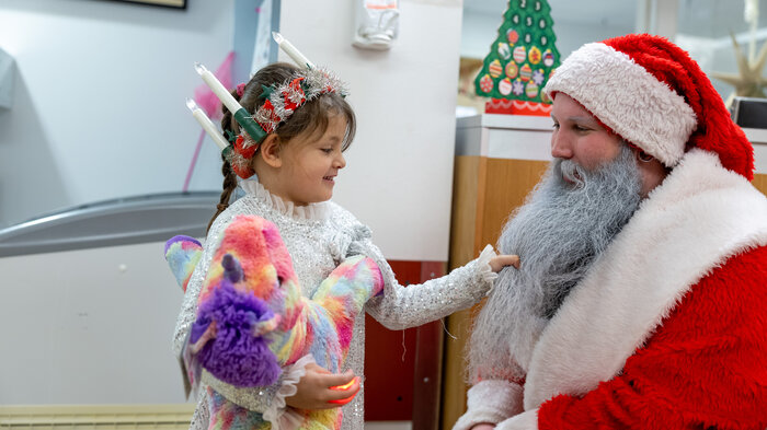 Bildet viser Linn Mohammed Arnous (6) som drar skjeggnisse i skjegget Bildet viser Linn Mohammed Arnous (6) som drar skjeggnisse i skjegget