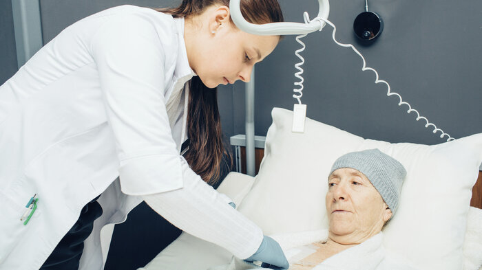 bilde av sykepleier og kreftpasient