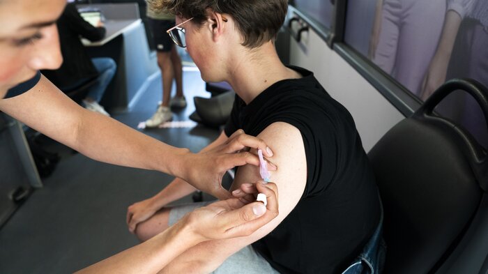 Gutt, hpv-vaksine Bildet viser en gutt som får hpv-vaksine.