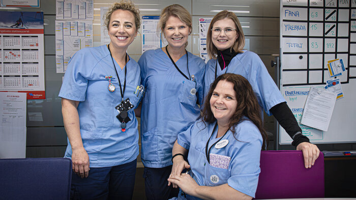 Bildet viser fire sykepleiere i demensarbeidslaget.