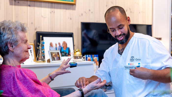 Bildet viser sykepleierstudent i praksis på Lindeberghjemmet