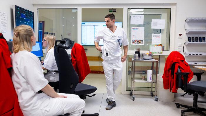 Bildet viser en mannlig sykepleier på jobb