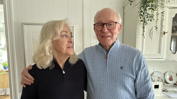 Bildet viser de pensjonerte jordmødrene Kirsti og Jan Bakke i Trondheim