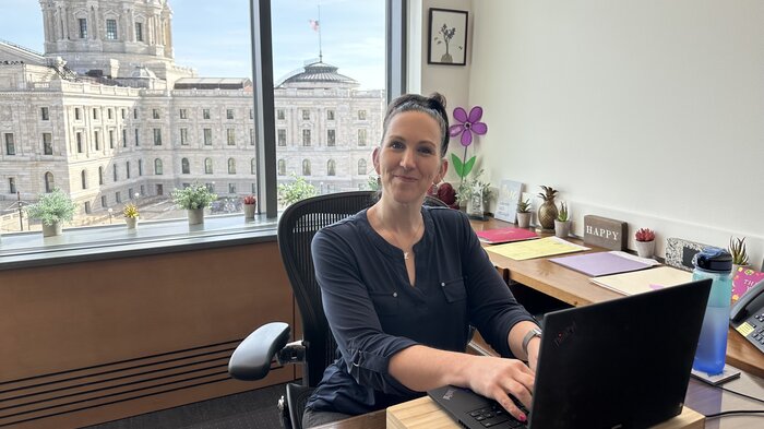 bilde av senator liz boldon