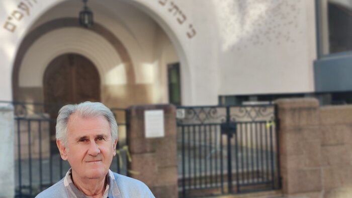 Bildet viser Rolf Kirschner utenfor synagogen i Oslo