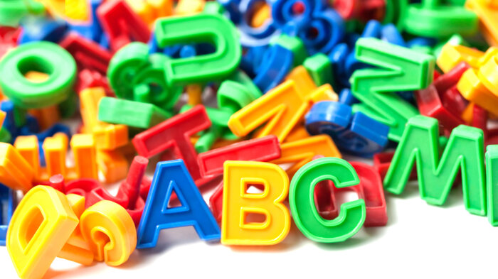 Bildet viser hauger med bokstav-brikker