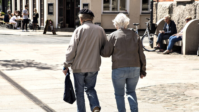 Eldre par, gate Bildet viser et eldre par på gaten.
