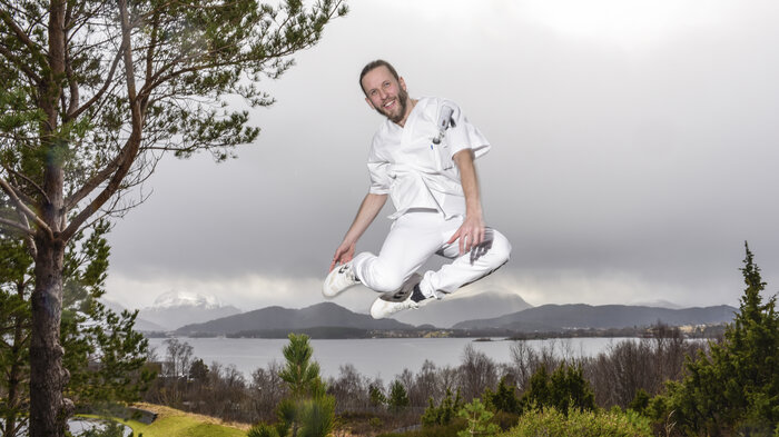 Lars Magnus Iversen Bildet viser Lars Magnus Iversen som hopper.