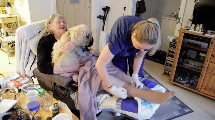 bildet viser hjemmesykepleier Camilla Lien hos Gunn Svanhild Pedersen