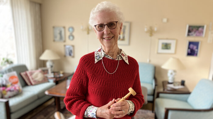 Bildet viser May Mikalsen med et jordmorstetoskop