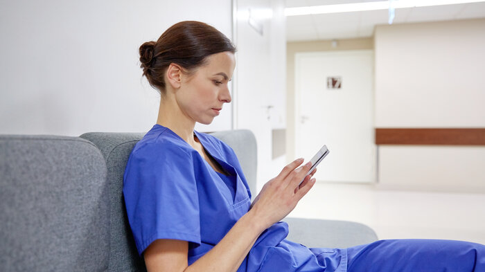 Sykepleier med mobil