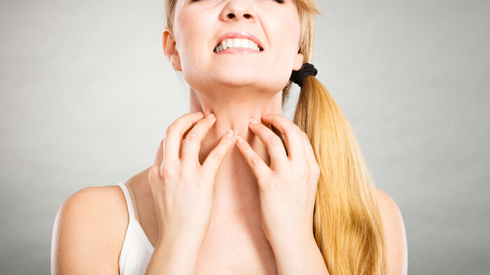 bilde av kløende kvinne