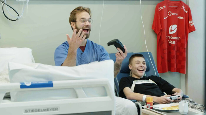 Bildet viser sykepleier Lars Pilskog og Tobias.