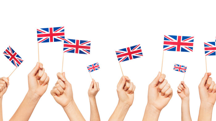 britiske flagg bildet viser hender som holder britisk flagg