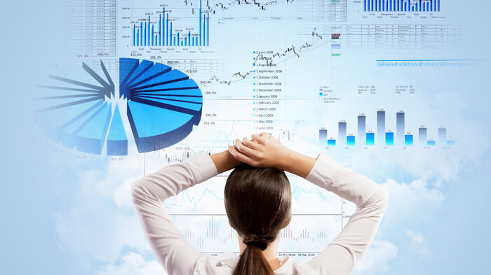 Bilde viser en kvinne som kikker på animerte data