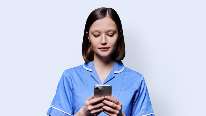 Sykepleier med mobil Sykepleier med mobil