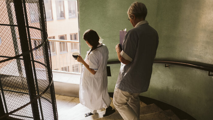 Bilde av sykepleierleder og lege i trapp