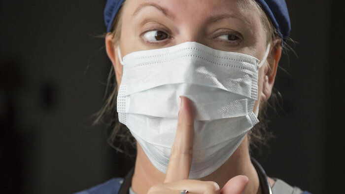 Illustrasjonsfoto ytringsfrihet. Kvinne med munnbind.