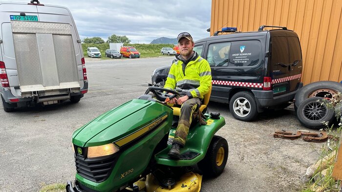 Eivind på en gressklipper